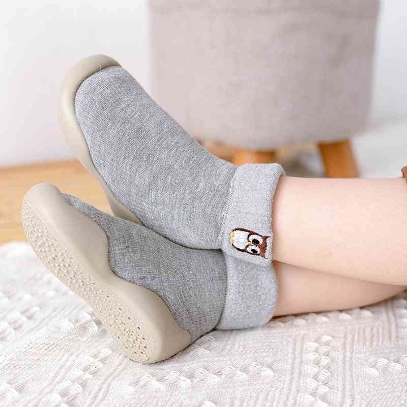 Cozy winter baby owl sock shoes for infants, perfect for keeping tiny feet warm and stylish.