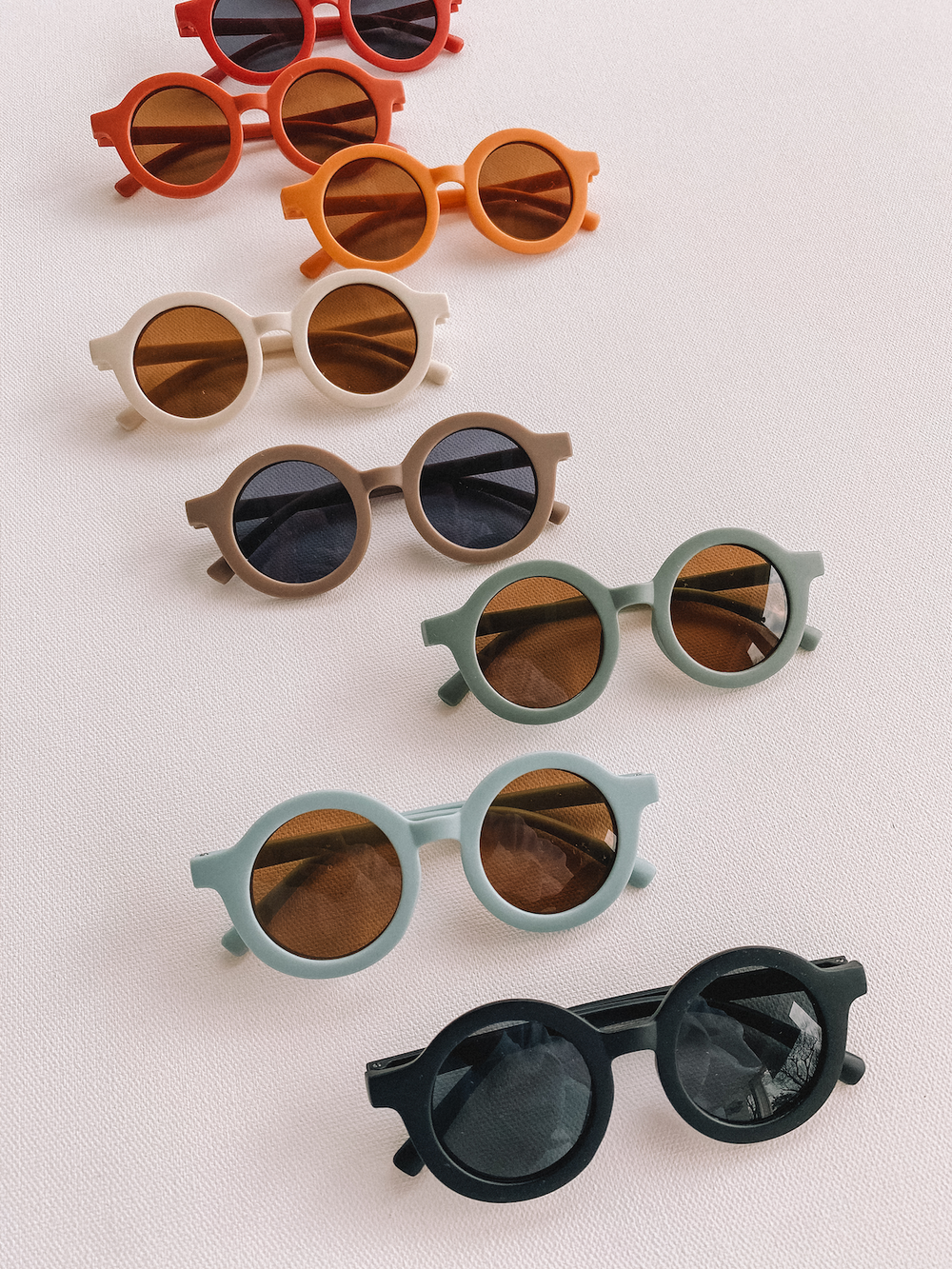 Round baby sunglasses for stylish sun protection in vibrant colors. Perfect for toddlers and infants.