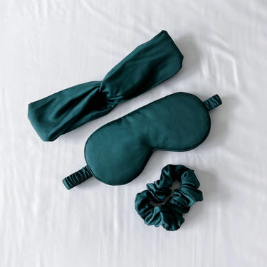 Cooling Bamboo Sleep Care Set for babies - soft, breathable bedding and linens for a restful night's sleep.