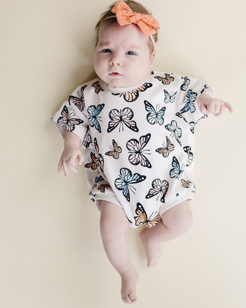 Short Sleeve Bubble Romper with Butterfly Print for Babies - Cute and Comfortable Outfit.