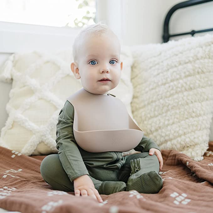 Colorful silicone bibs for babies, featuring easy-clean design and adjustable neck for comfortable feeding.