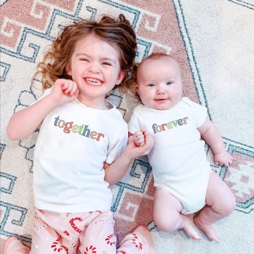 Graphic bodysuit for babies, short sleeve, featuring a cute "together" design. Perfect for everyday wear.