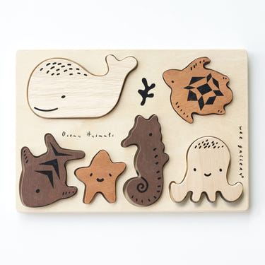Wooden tray puzzle featuring colorful ocean animals, perfect for toddlers and early learning play.