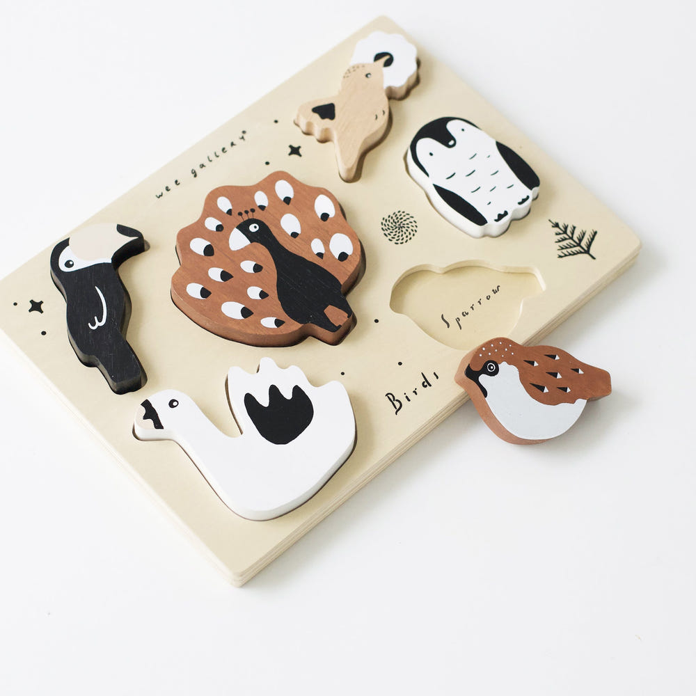 Wooden tray puzzle featuring colorful birds, perfect for early learning and playtime fun.