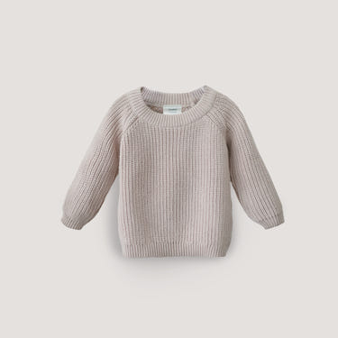 Cozy chunky knit sweater for babies, perfect for warmth and style in chilly weather.